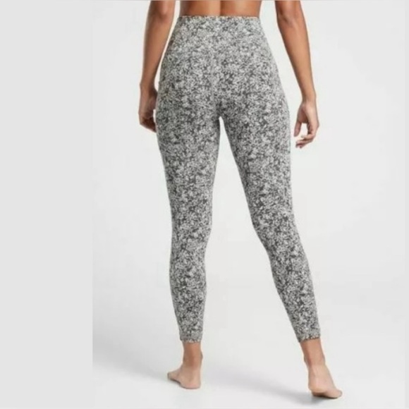 Athleta salutation stash pocket II 7/8 tight leggings size M - Picture 2 of 11
